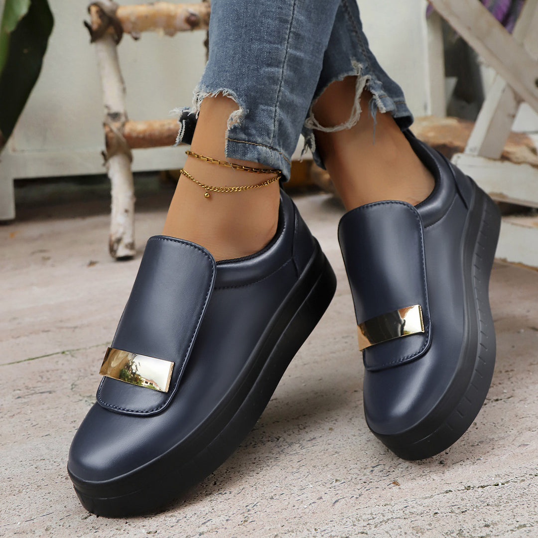 Damen  Slip-On Plateau-Sneaker mit dekorativer Metallapplikation und gepolstertem Komfortfußbett EB