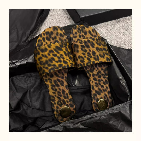 Damen Zehentrenner-Sandalen mit animalischem Print und elegantem Riemendesign EB