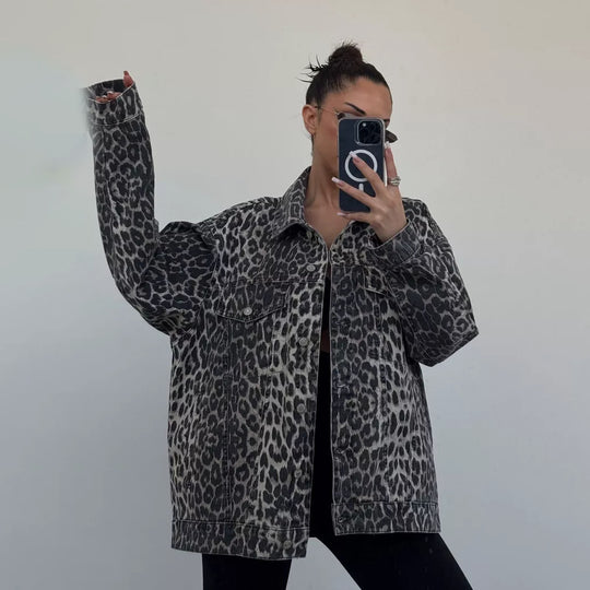 Damen Oversize-Jeansjacke mit Leopardenprint und aufgesetzten Brusttaschen Eichborn Berlin