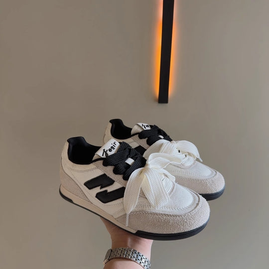 Damen Sneaker mit auffälligem Band und sportlichem Design EB