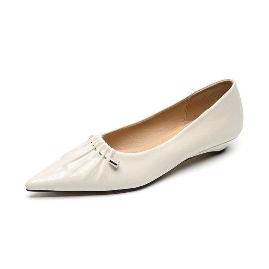 Damen spitz zulaufende Ballerinas mit dekorativem Faltendesign und metallic Akzent EB