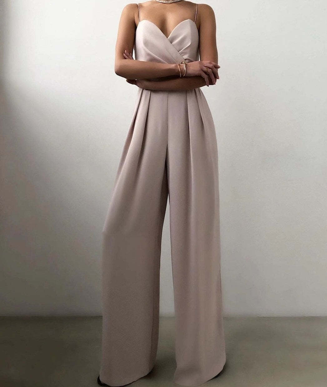 Damen eleganter Jumpsuit mit tiefem V-Ausschnitt und weiten Beinen EB