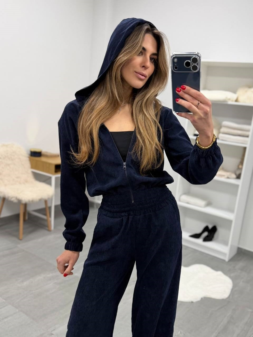 Damen weiches Cordvelours-Zweiteiler mit kurzer Kapuzenzipjacke und weiter Komforthose Eichborn Berlin