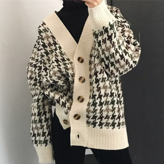 Damen Strickjacke mit modernen Zopfmuster und Holzknöpfen EB