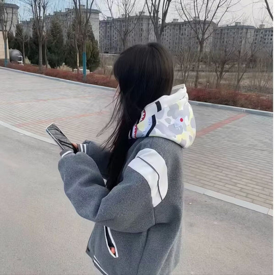 EB | Lässige Varsity Jacke Im Retro Stil mit Gestreiften Ärmeldetails und Gerippten Bündchen