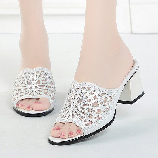 Damen elegante Blockabsatz Sandalen mit funkelndem Schmuckdetail EB