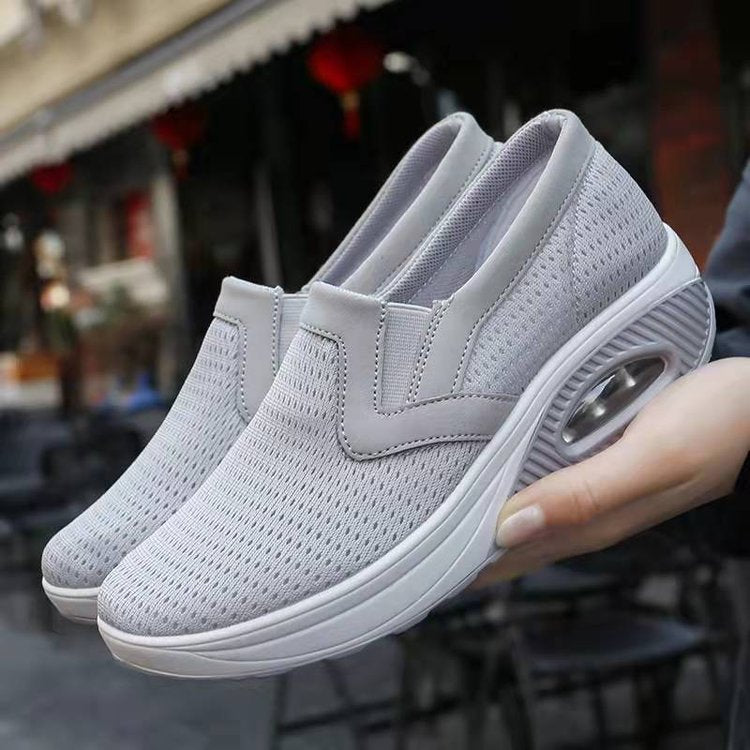 Damen  atmungsaktive Slip-On Sneaker mit Air-Cushion Keilsohle und elastischem Strickoberteil EB