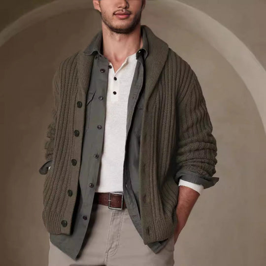 Herren Strickjacke mit modernen Zopfmuster und klassischem Umlegekragen EB
