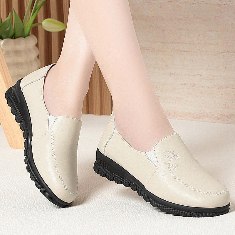 Damen Bequeme Slip-On Mokassins mit elegantem Blumenemblem EB