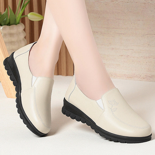 Damen Bequeme Slip-On Mokassins mit elegantem Blumenemblem EB