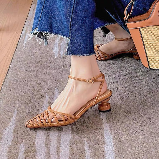 Damen Elegante und modische Sandaletten mit versetztem Riemendesign und komfortablem Absatz EB