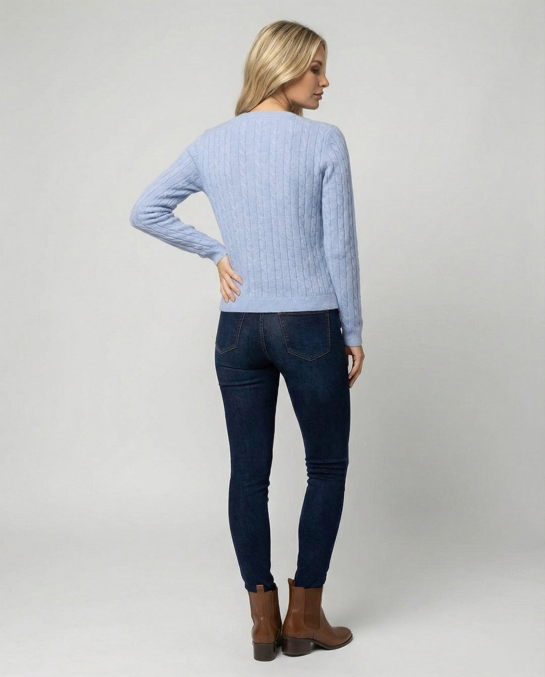 Damen kurzes Zopfmuster-Cardigan mit Rundhalsausschnitt und minimalistischer Knopfleiste EB