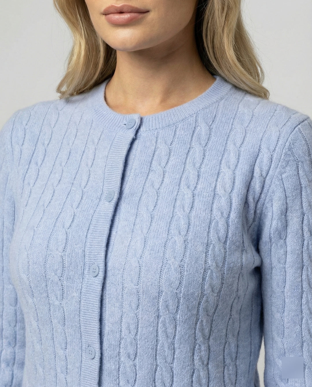 Damen kurzes Zopfmuster-Cardigan mit Rundhalsausschnitt und minimalistischer Knopfleiste EB