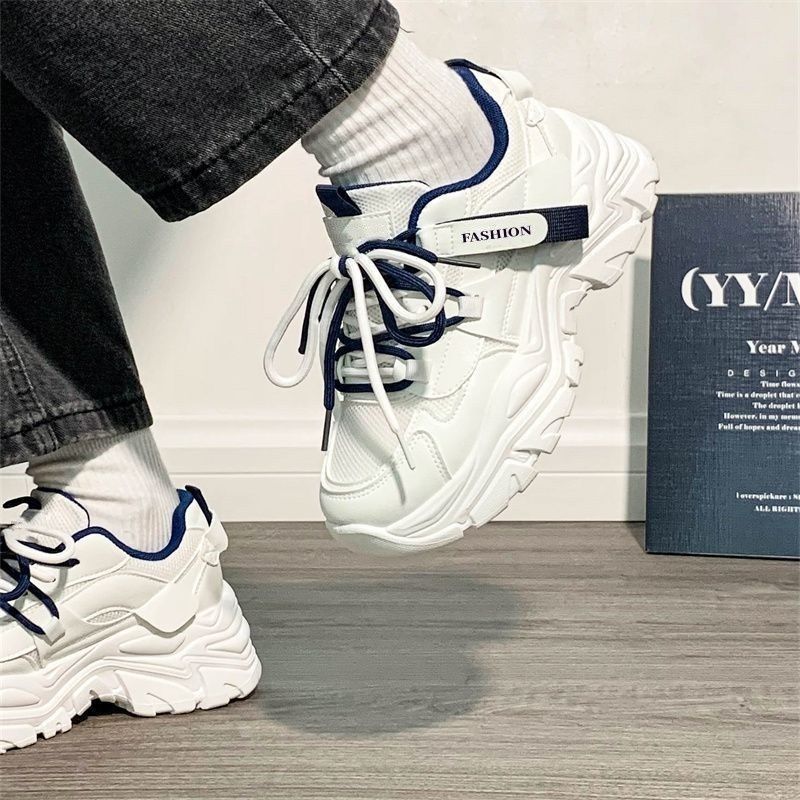 Damen Chunky Sneaker mit rutschfester Sohle und modischen Details EB