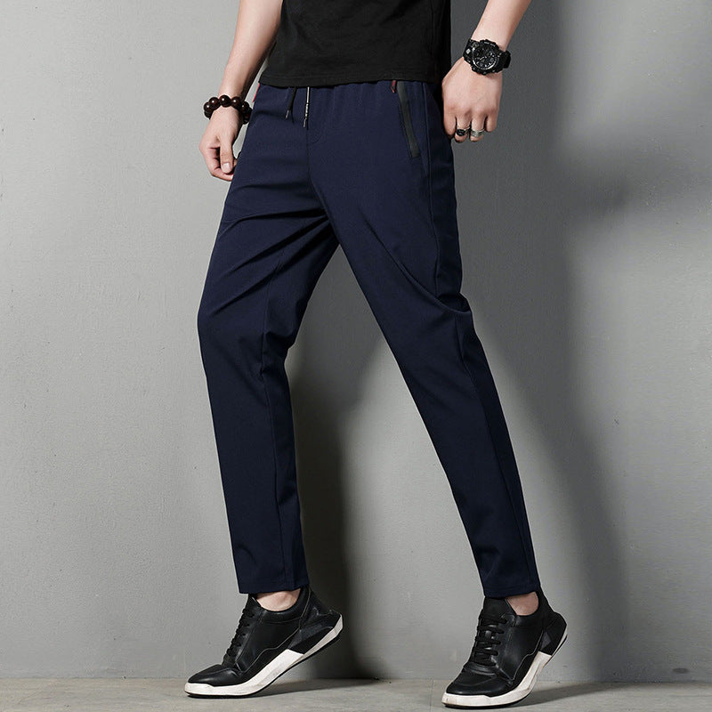 Herren schmal geschnittene Tech-Chino Jogginghose mit elastischem Kordelbund, verdeckten Reißverschlusstaschen und vorgeformten Knien EB
