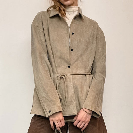 Damen Suede Jacke mit Taillengürtel und feinen Knopfdetails EB