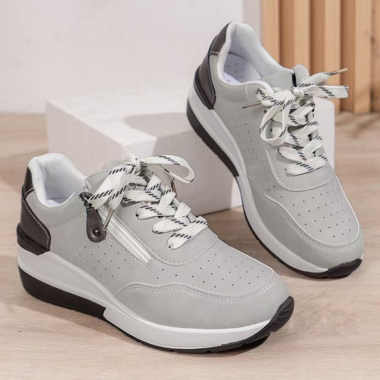 Damen sportive Plateau-Wedgesneaker mit seitlichem Zipper, perforiertem Nubuklook und dämpfender EVA-Sohle EB