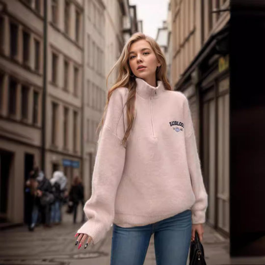 Damen Flauschiger Stehkragenpullover mit Reißverschluss und modernen Details EB
