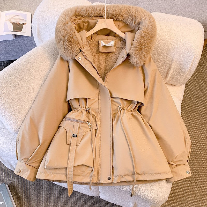 Damen nan kurzer Utility-Parka mit taillierendem Kordelzug, multifunktionalen Außentaschen und voluminöser Kapuzenblende EB