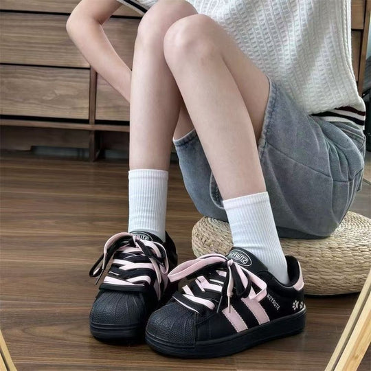 Damen Sneakers im sportlichen Retro-Design mit auffälligen Schnürsenkeln EB
