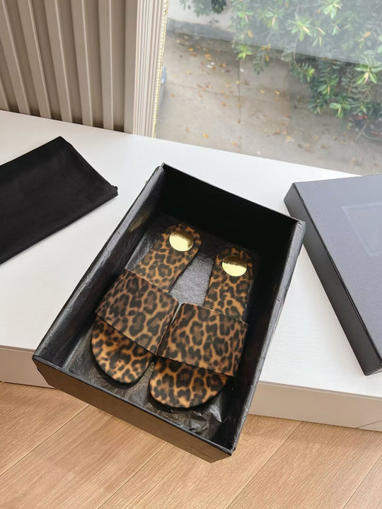 Damen Zehentrenner mit elegantem Leopardenmuster und modischem Riemendesign EB