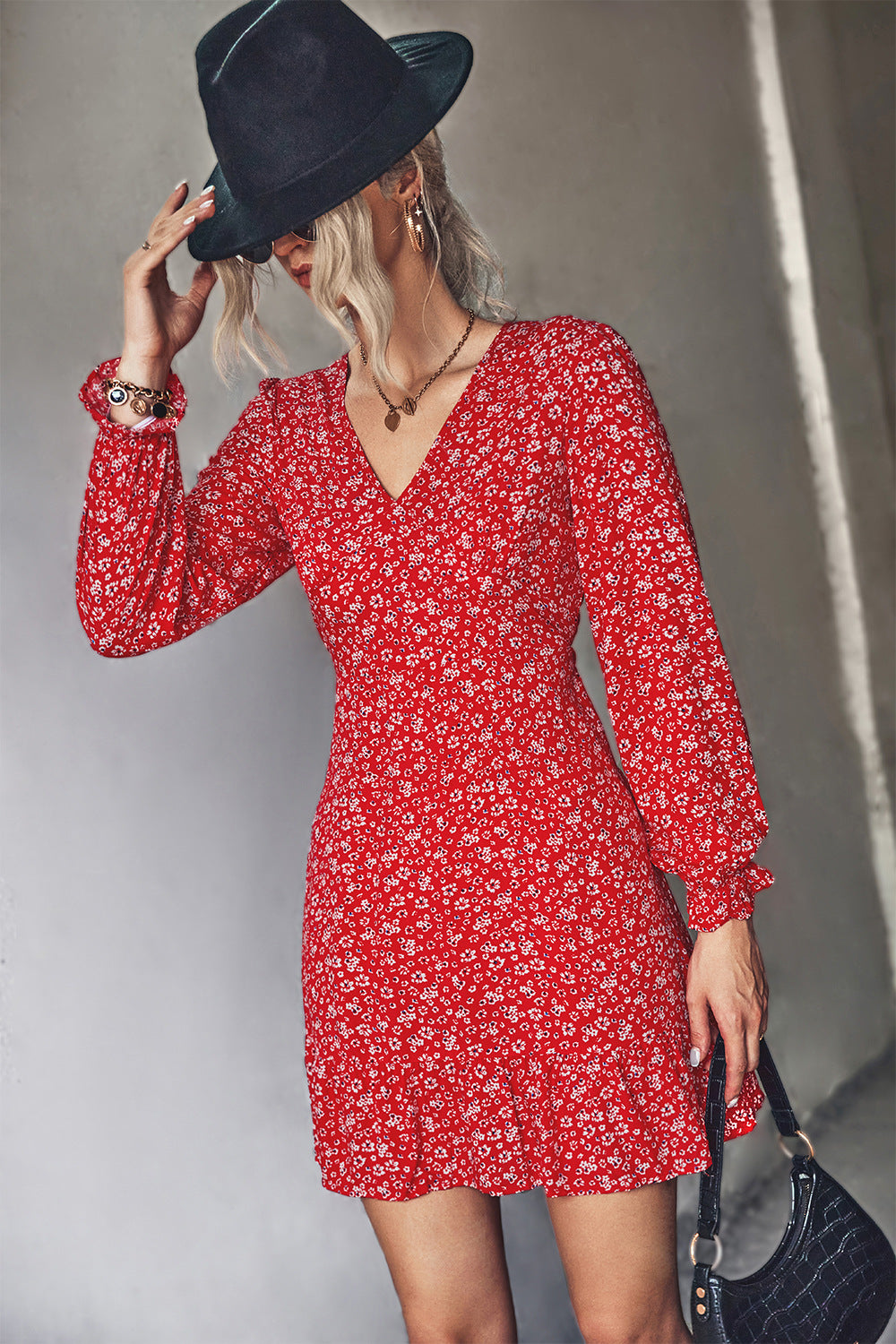 Damen Minikleid mit verspieltem floralem Muster und femininem V-Ausschnitt EB