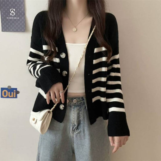 Damen gestreifte Strickjacke mit elegantem V-Ausschnitt und dekorativen Knöpfen EB