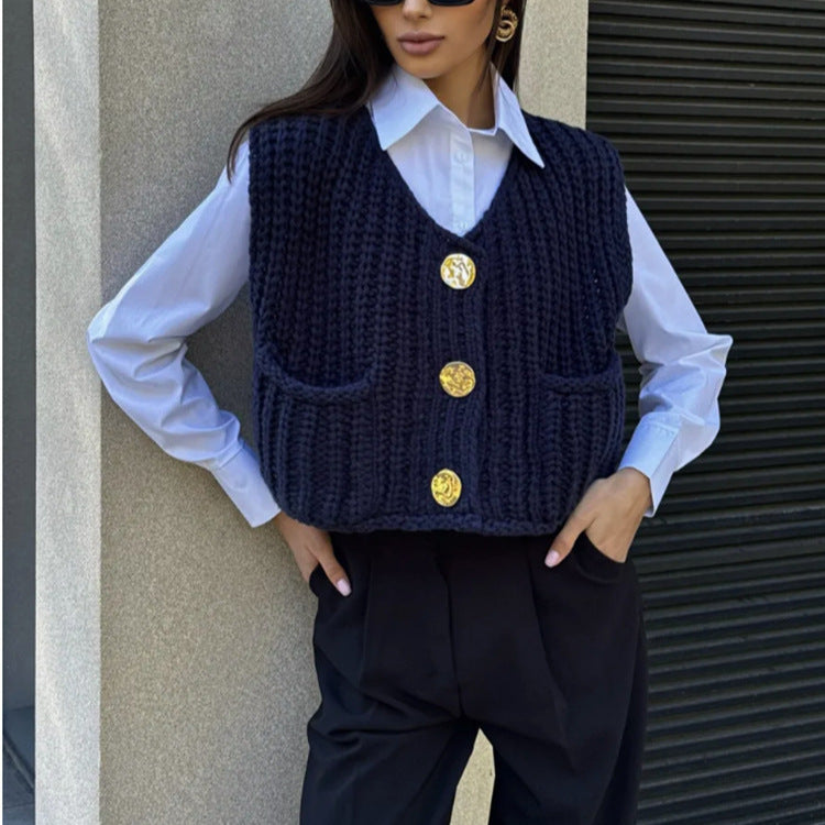 Damen Grobgestrickte Cropped Weste mit V-Ausschnitt und goldenen Zierknöpfen EB