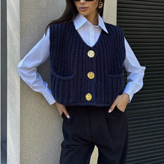 Damen Grobgestrickte Cropped Weste mit V-Ausschnitt und goldenen Zierknöpfen EB