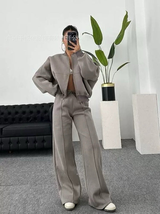 Damen nan kurz geschnittenes Blouson mit Reißverschluss und weiter High-Waist Jogginghose Set EB