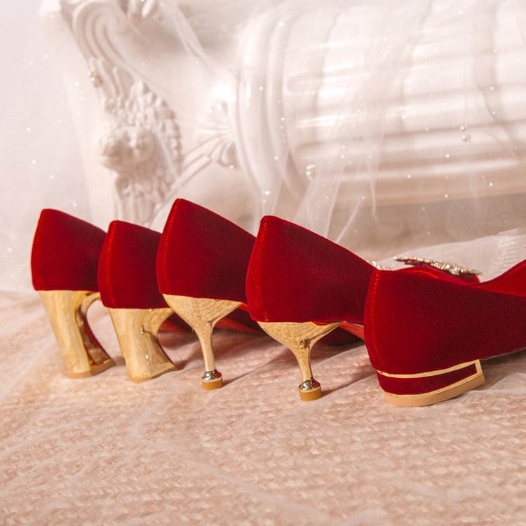 Damen elegante Pumps mit glitzerndem Strassakzent und moderner Fessel EB
