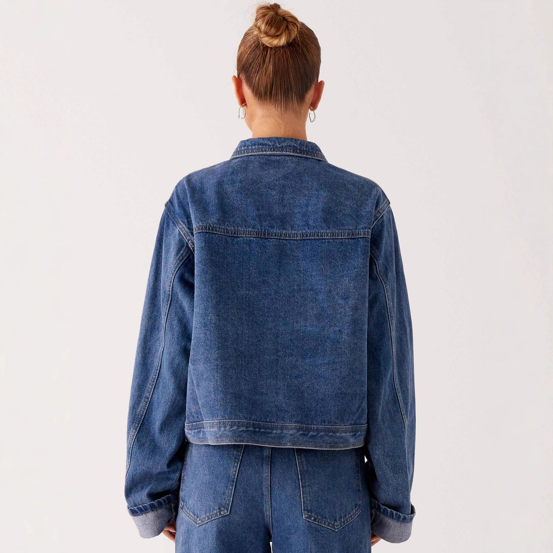 Damen trendige Denimjacke im lässigen Schnitt mit aufgesetzten Taschen und Knopfdetails EB