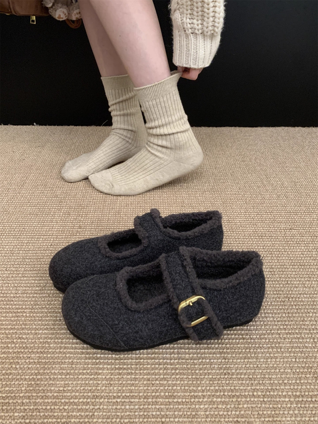 Damen Hausschuhe mit verstellbarem Riemen und kuscheligem Innenfutter EB