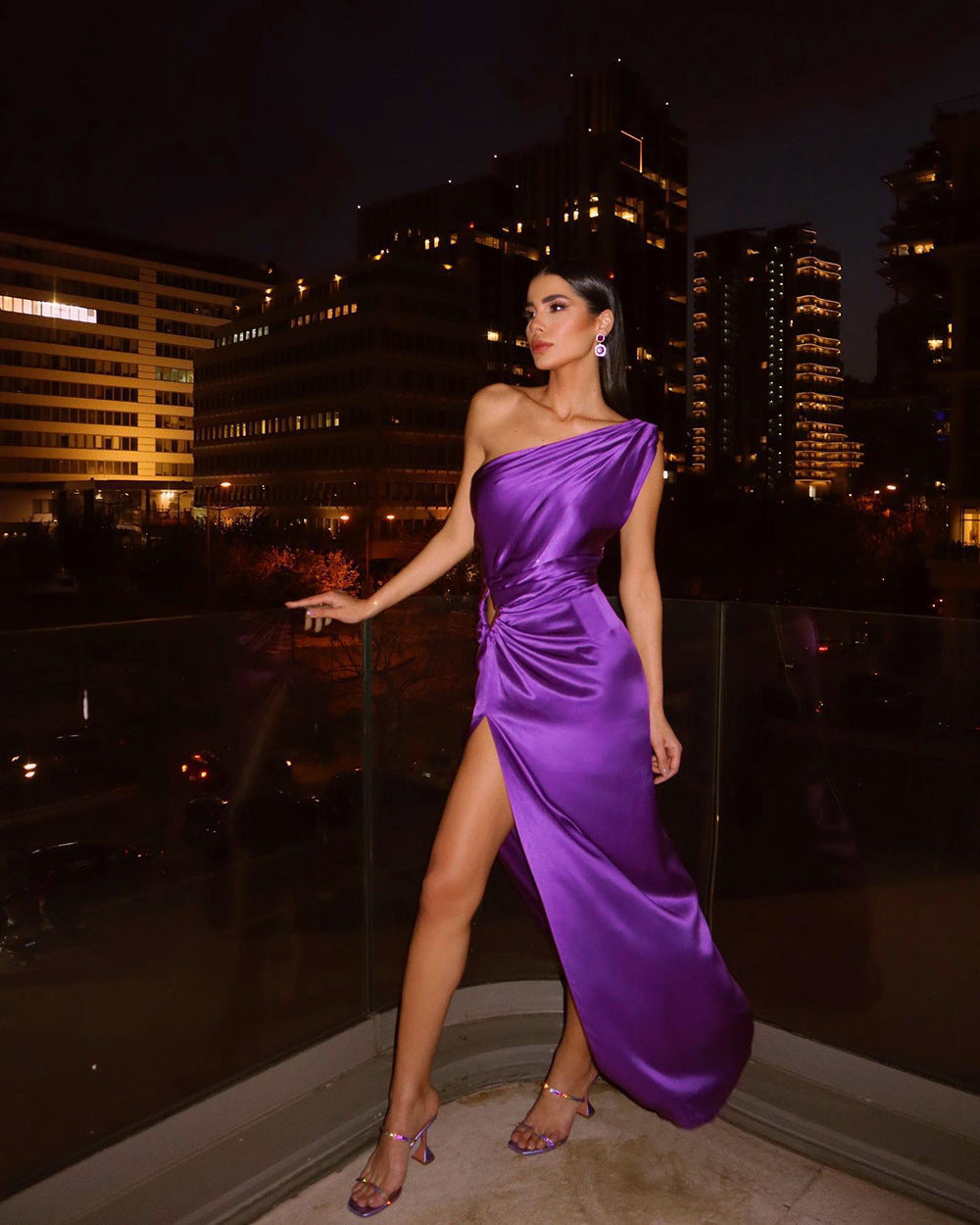 Damen glamouröses Abendkleid mit asymmetrischem Schnitt und schimmerndem Effekt EB