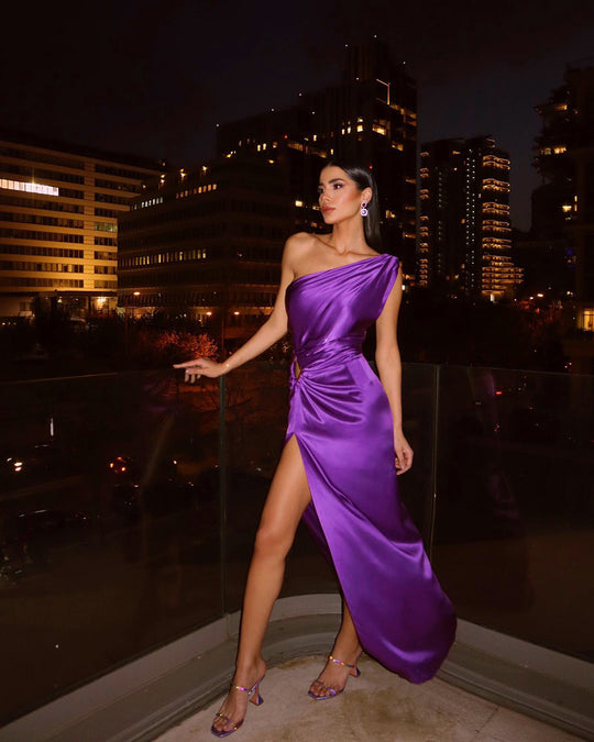 Damen glamouröses Abendkleid mit asymmetrischem Schnitt und schimmerndem Effekt EB