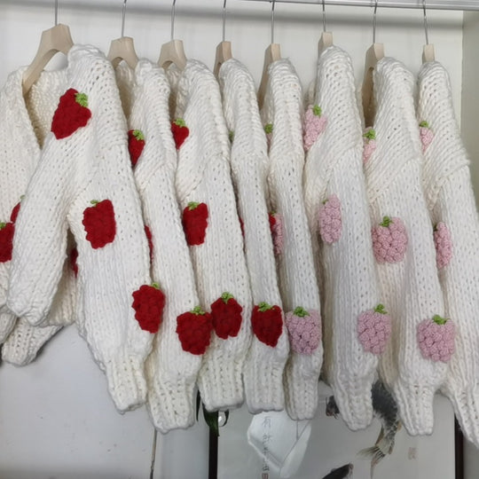 Damen Kuscheliger Strickjacke mit fröhlichem Erdbeermuster und Knopfdetails EB