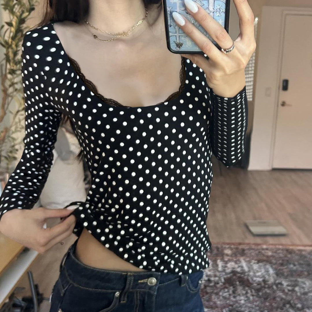 Damen nan figurbetontes Punktmuster‑Longsleeve mit Spitzenrand und dezentem Raffungseinsatz EB