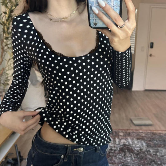 Damen nan figurbetontes Punktmuster‑Longsleeve mit Spitzenrand und dezentem Raffungseinsatz EB