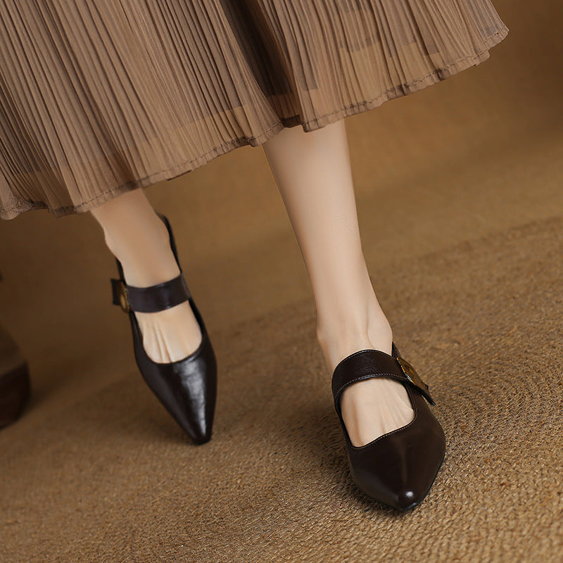 Damen elegante Pumps mit modischem Riemchen und glänzendem Schmuckdetail EB