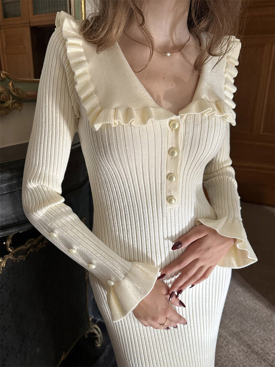 Damen Raffiniertes Strickkleid mit Rüschendetails und Perlknopfverzierung EB