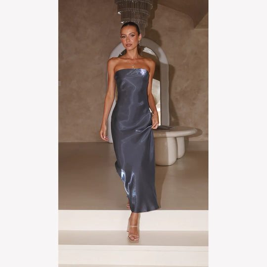Damen Elegantes Bandeau-Maxikleid mit fließendem Satin und körpernaher Silhouette EB