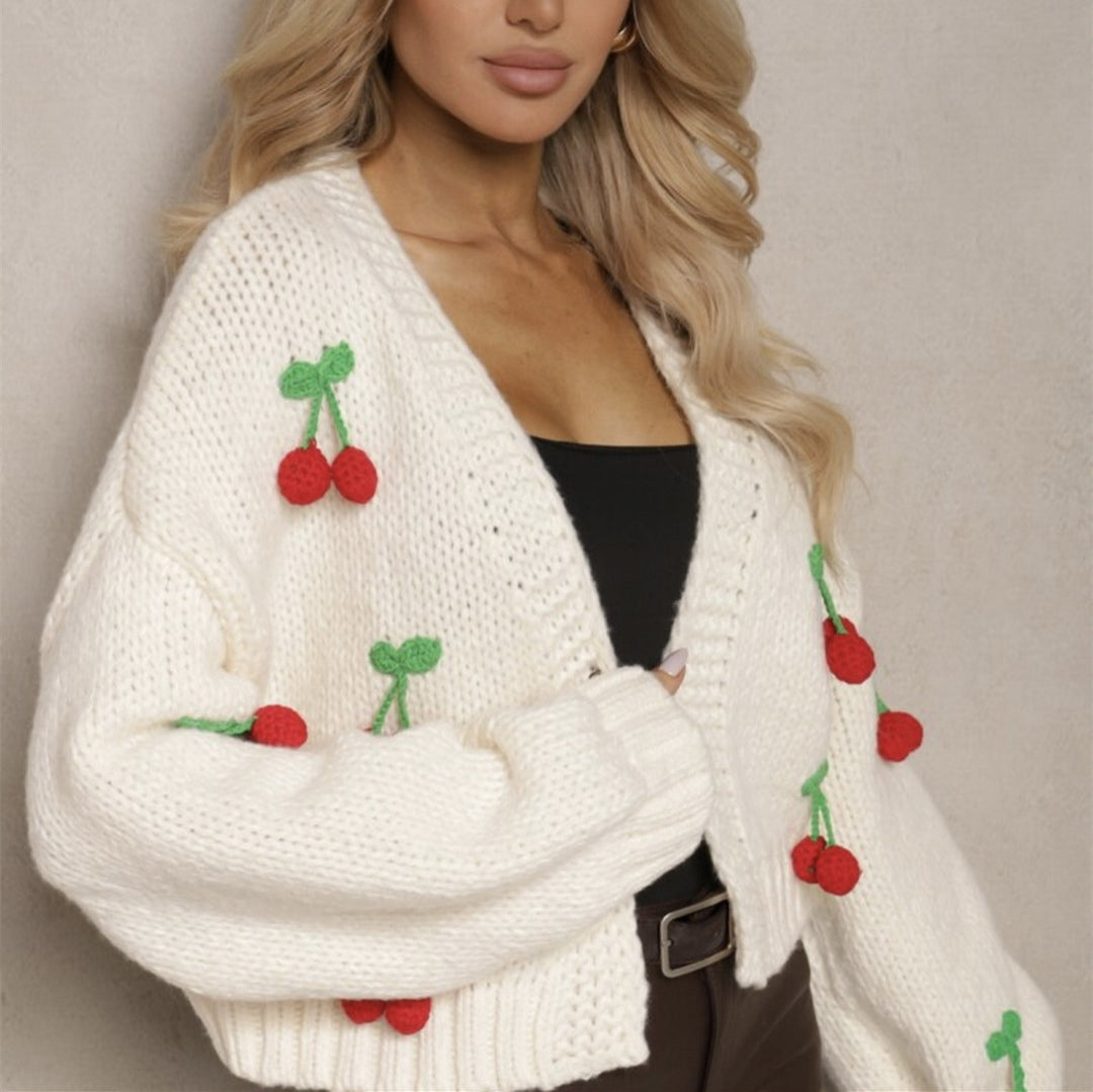 Damen Kurzcardigan aus grobem Strick mit gehäkelten Kirschen-Applikationen und V-Ausschnitt EB