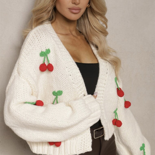 Damen Kurzcardigan aus grobem Strick mit gehäkelten Kirschen-Applikationen und V-Ausschnitt EB