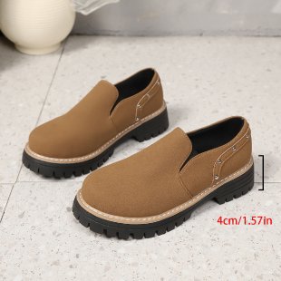 Damen Modische Slipper mit robustem Sohlenprofil und eleganten Nietenakzenten EB
