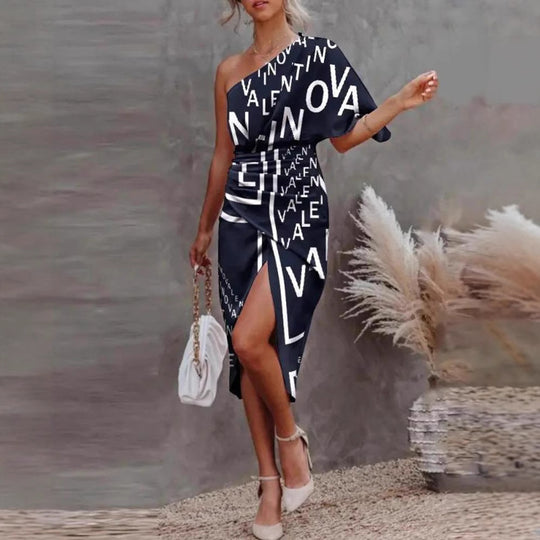 Damen Kleid mit asymmetrischem Schnitt und auffälligem Schriftmuster EB