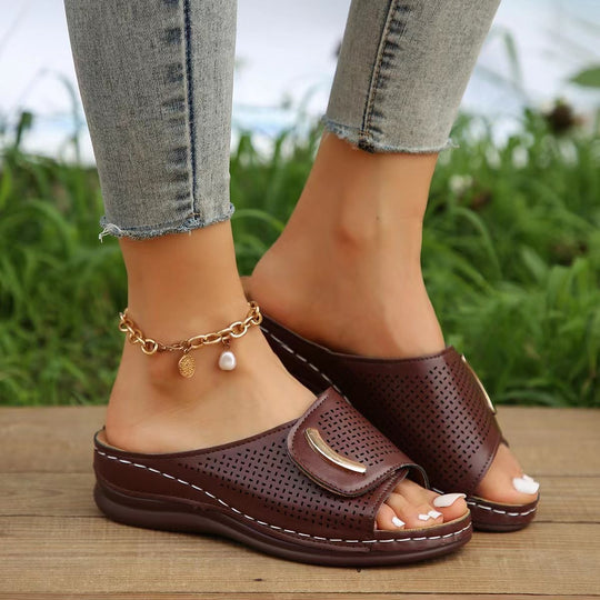 Damen atmungsaktive Pantoletten mit modischem perforierten Design und bequemer Sohle EB