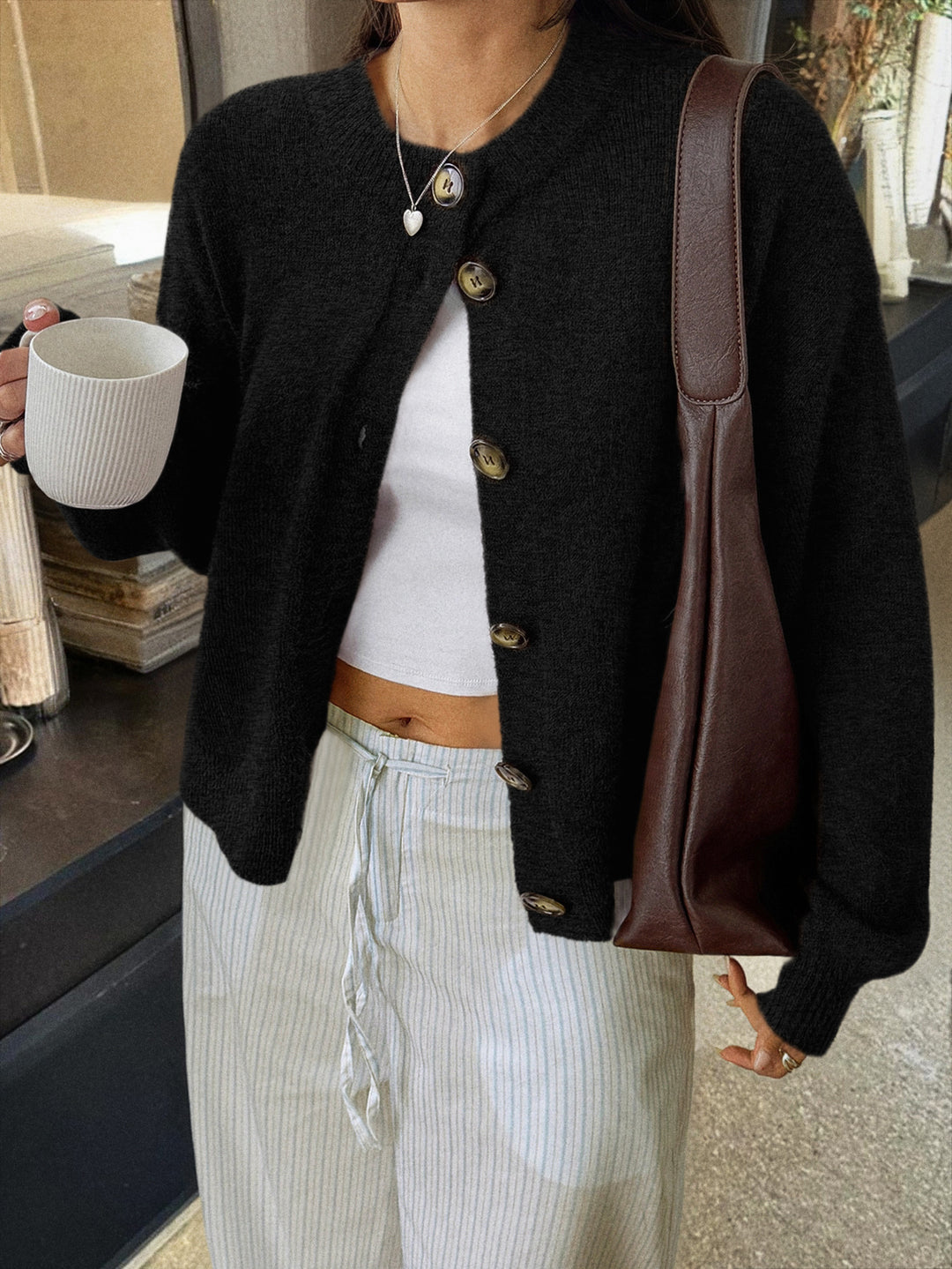 Damen nan kuscheliger Oversize-Strickcardigan mit Hornknopf-Leiste und Rundhalsausschnitt EB