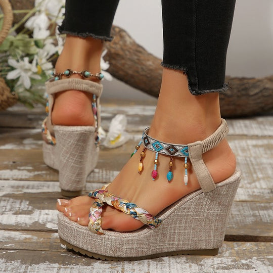 Damen Wedge-Sandalen mit buntem Geometrie-Muster und stylishen Riemen EB