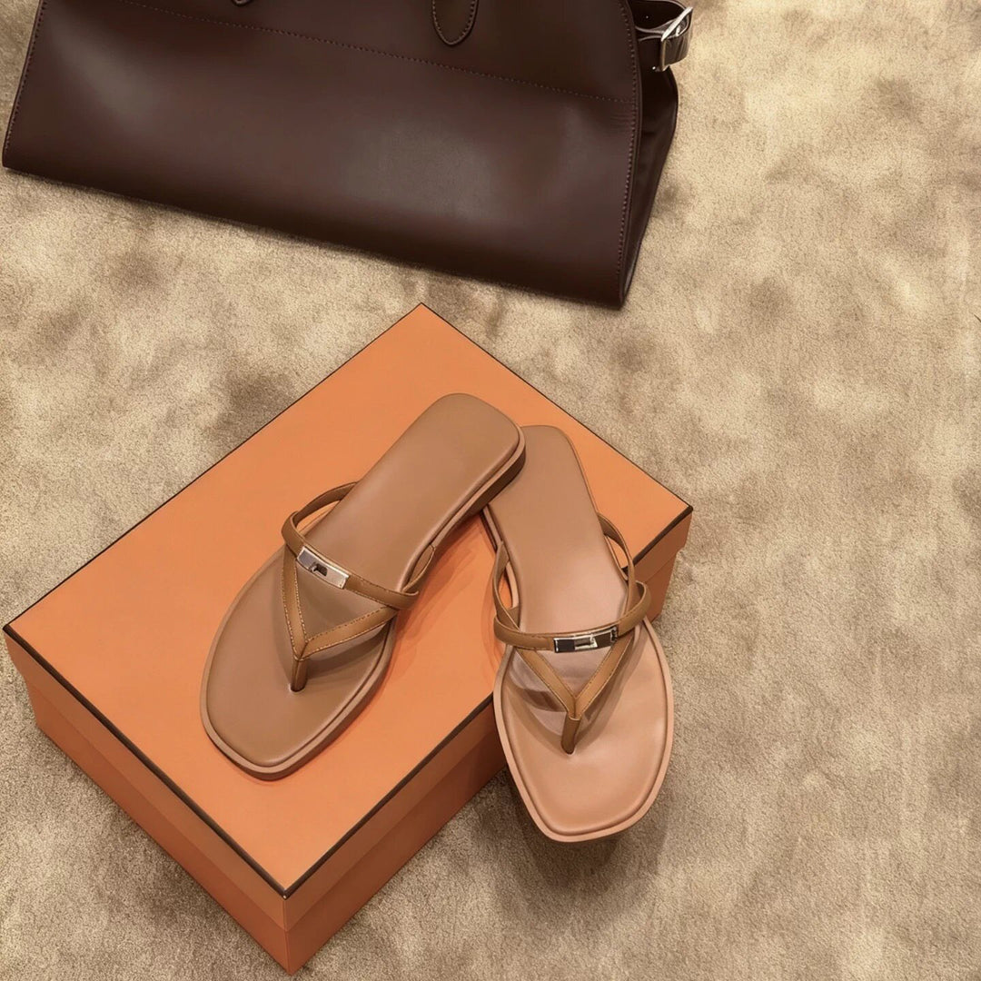 Damen Elegante Zehentrenner-Sandalen mit modischem Riemen und glänzendem Akzent EB