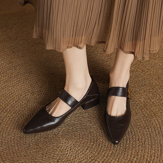 Damen elegante Pumps mit modischem Riemchen und glänzendem Schmuckdetail EB